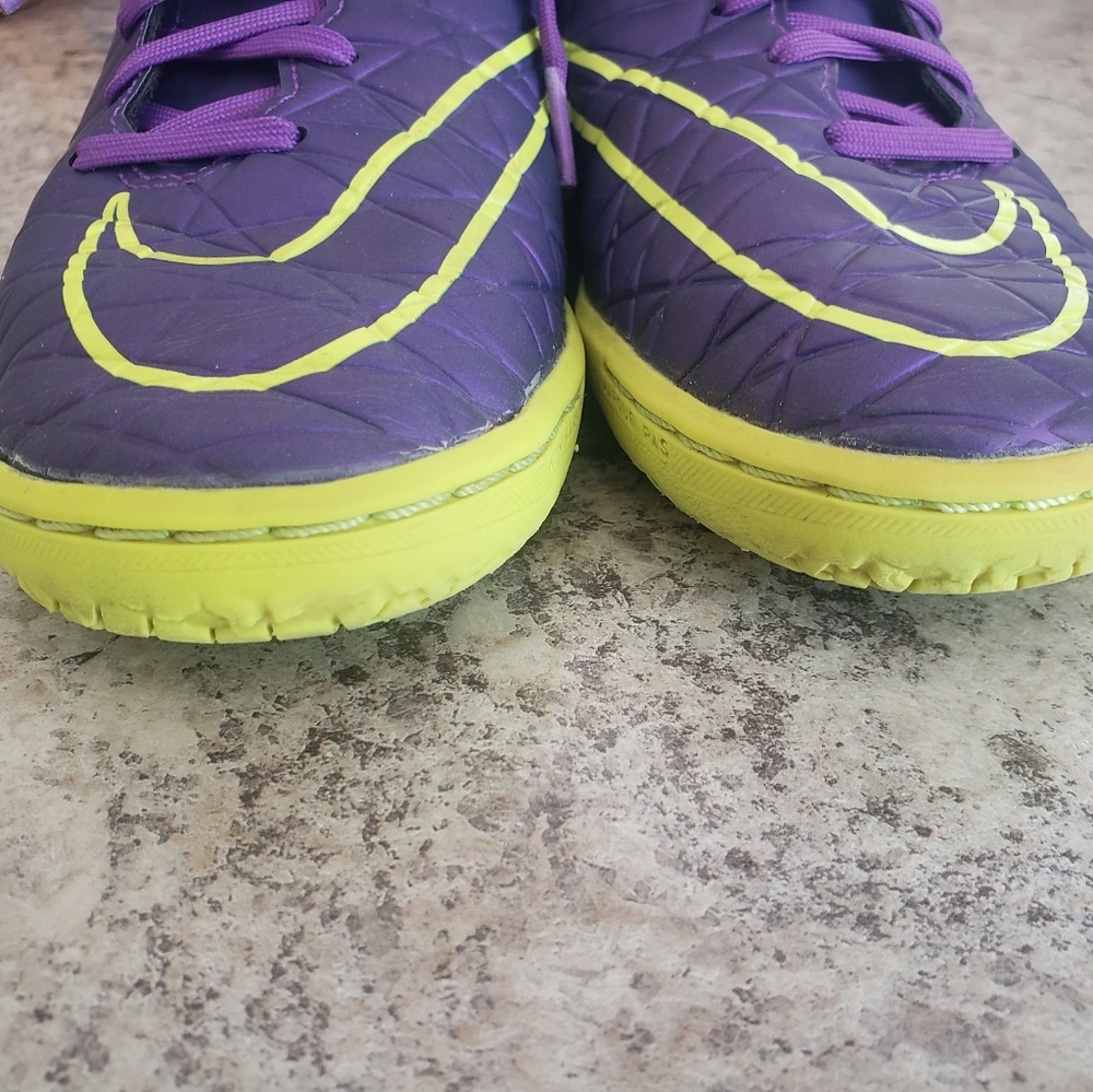 Nike non marking purple sneakers 3.5 Y - Picture 4 of 10